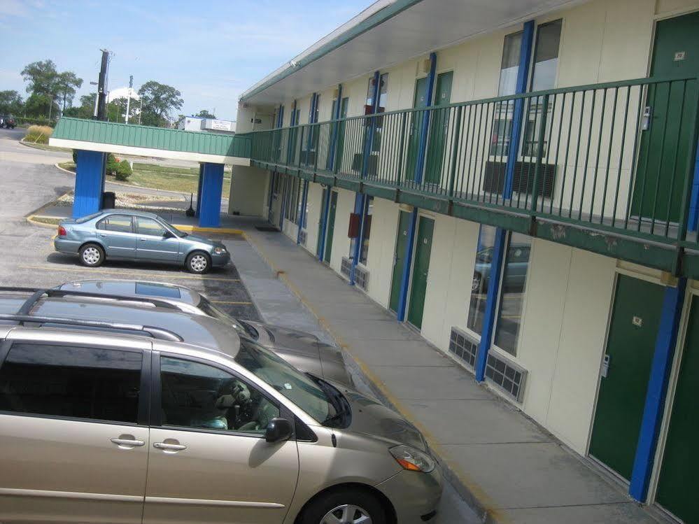 Regency Inn Of Naperville Exterior photo